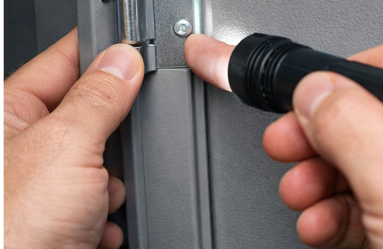 Locker hinge maintenance on a locker door